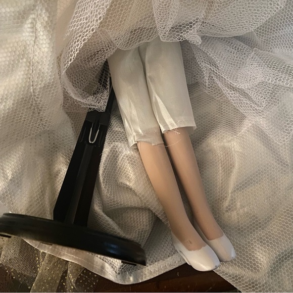 17” Porcelain Angel Doll No Markings Gold/white Dress W/Stand. Like NEW - Picture 6 of 6